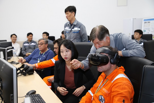 대우조선해양 관계자가 LNG운반선선원에게 VR 선원교육시스템을설명하고 있다. <사진=대우조선해양>