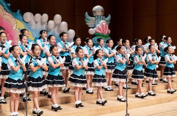 현대해상이 14일 서울 여의도 KBS홀에서 ‘제10회 어린이 교통안전 동요제’를 개최했다. 사진은 대상을 수상한 부산 용수초등학교 어린이들이 창작곡 ‘나부터! 우리함께!’를 노래하고 있는 모습.<사진=현대해상>