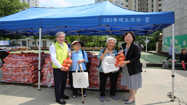 홍재은 NH농협생명 대표이사(왼쪽 첫 번째)가 17일 서울 은평구 은평노인종합복지관에서 열린 우리 농산물 나눔 기증식 행사에서 복지관 노인들과 기념사진을 찍고 있다.<사진=NH농협생명>