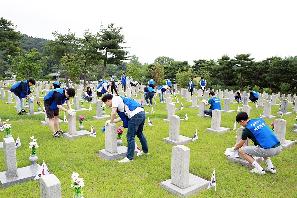 20일 서울 동작구 국립현충원에서 2019년 한진 신입사원 30여명이 호국보운의 달을 맞아 봉사활동을 진행하고 있다. <사진=한진>