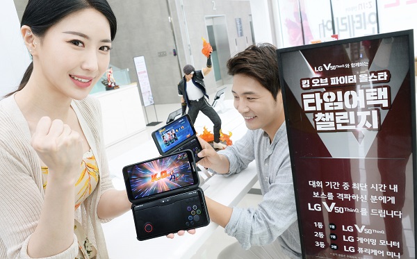 LG전자 모델들이 ‘LG V50 ThinQ’로 모바일 게임을 즐기고 있다. <사진=LG전자>