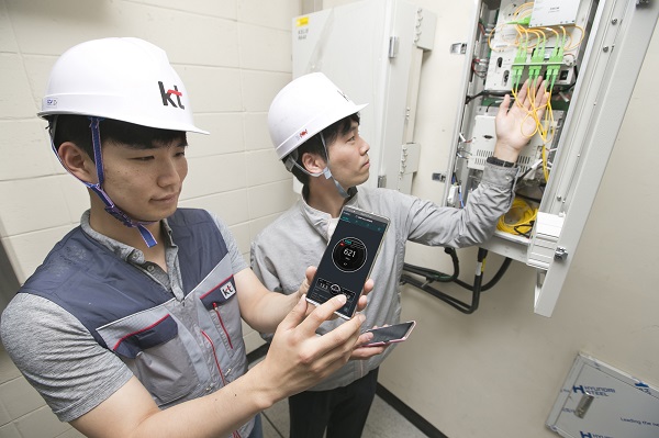 KT 네트워크 담당 직원이 SRT 수서역에서 5G 인빌딩 서비스 구축 현장을 점검하고 있다.<사진=KT>