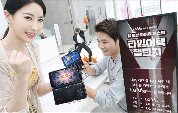 넷마블 관계자들이 다음달 14일까지 'LG V50 ThinQ 5G 게임 페스티벌’1차 행사에서 개최하는 킹 오브 파이터 올스타 대회를 소개하고 있다. <사진=넷마블>