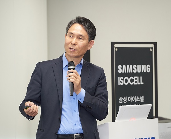 지난 5월 9일 서울 중구 태평로빌딩에서 열린‘이미지센서 아이소셀 기술설명회’에서 박용인 S.LSI사업부 센서사업팀장(부사장)이 이미지센서에 대해 설명하고 있다.<사진=삼성전자>