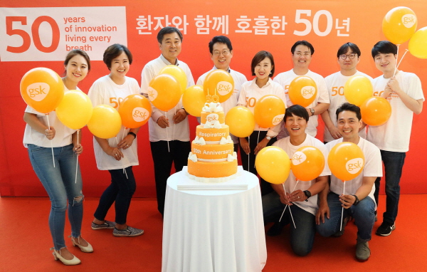 GSK 임직원들이 25일 '호흡기부서 출범 50주년 기념식'에서 기념촬영을 하고 있다. <사진=GSK>