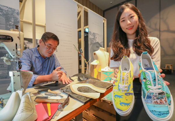 현대백화점 천호점에서 모델이 신발 수제장인과 신진 디자이너가 협업해 만든 신발을 선보이고 있다. 
