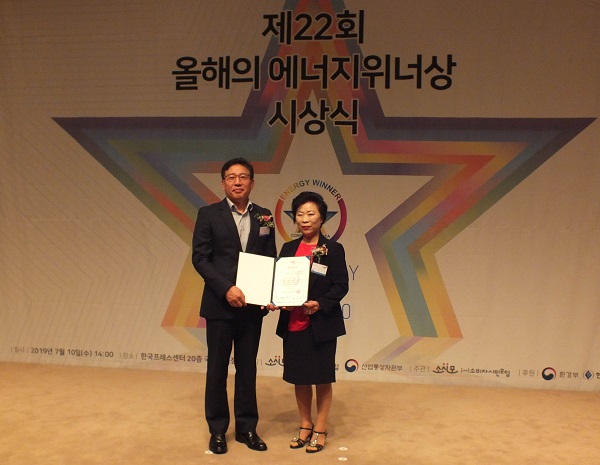 김충렬 경동나비엔 기술영업부문장(좌측)이 에너지위너상을 수상하고 있다. <사진=경동나비엔>