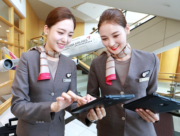 서울시 강서구 오쇠동 아시아나항공 본사에서 아시아나항공 캐빈승무원들이 새롭게 지급받은 태블릿 PC를 통해 스마트워크 플랫폼인 A-tab을 통해 스케줄을 확인하고 있다. <사진=아시아나항공>