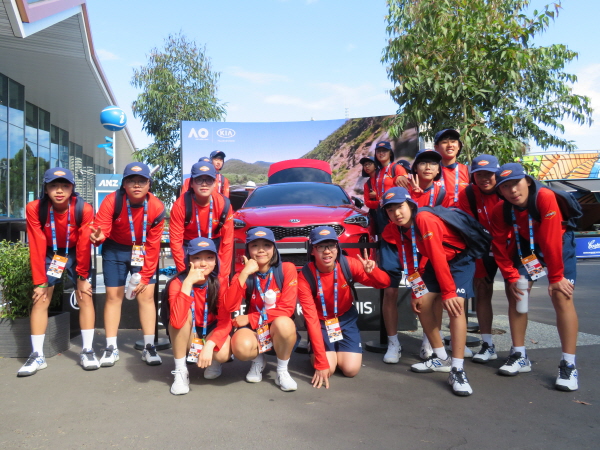 ▲ '2019 기아자동차 호주오픈 테니스 대회' 당시 볼키즈로 참가한 유소년들의 현지 기념 촬영 사진.<사진=기아자동차>
