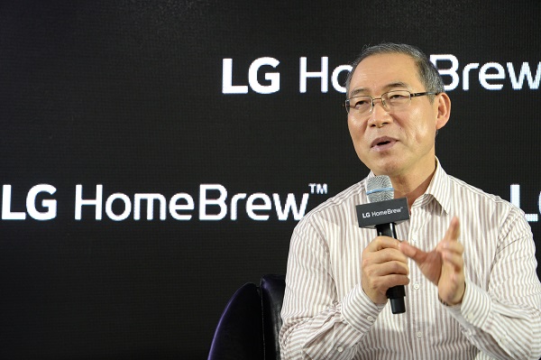 16일 주한 영국 대사관에서 송대현 LG전자 H&A사업본부장(사장)이 수제 맥주 제조기 '홈브루'를 소개하고 있다.<사진=LG전자>