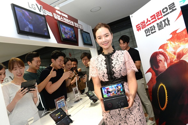 LG전자 모델과 고객들이 LG V50 ThinQ와 LG 듀얼스크린으로 모바일 게임을 즐기고 있다. <사진=LG전자>