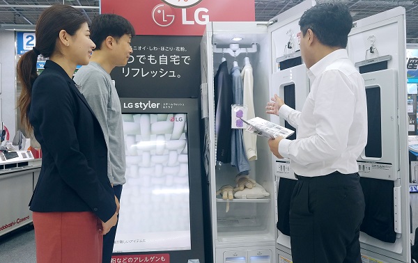 일본의 한 가전매장에서 직원이 고객에게 LG 트롬 스타일러를 소개하고 있다.<사진=LG전자>