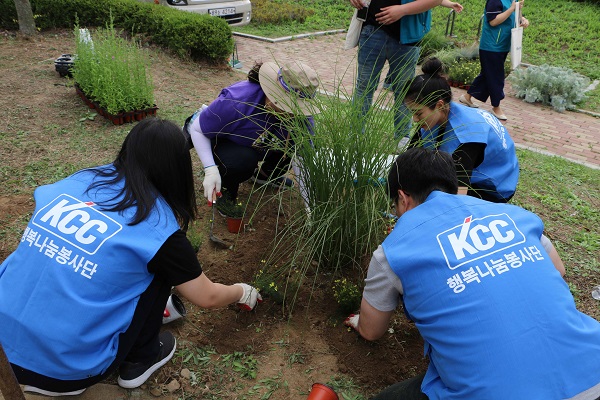 KCC 자원봉사자들이 서울 서초구 송동근린공원에서 나무를 심고 있다. <사진=KCC>