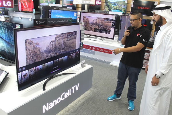 사우디아라비아의 전자제품매장에서 현지 고객이 아랍어 음성 명령으로 LG 인공지능 TV의 인공지능 기능을 체험하고 있다.<사진=LG전자>