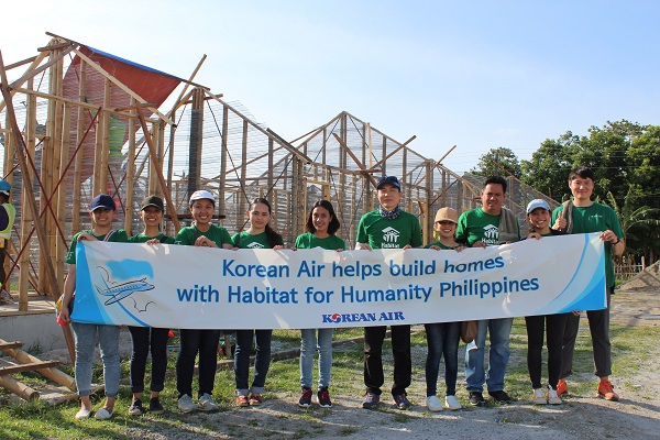 필리핀 중부 네그로스 섬에서 마닐라에서 집 짓기 봉사활동에 참여한 대한항공 마닐라 지점 직원들이 기념촬영을 하는 모습. <사진=대한항공>