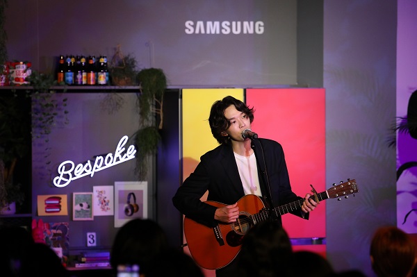 지난 19일 삼성디지털플라자 강남본점에서 가수 케빈오가'프리즘 콘서트'를 열고 노래하고 있다.<사진=삼성전자>