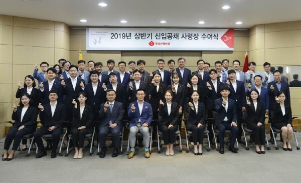 김현수 대표이사(앞줄 왼쪽 다섯번째)를 비롯해 임원들과 19명의 신입사원이 기념촬영을 하고 있다.<사진=롯데손해보험>