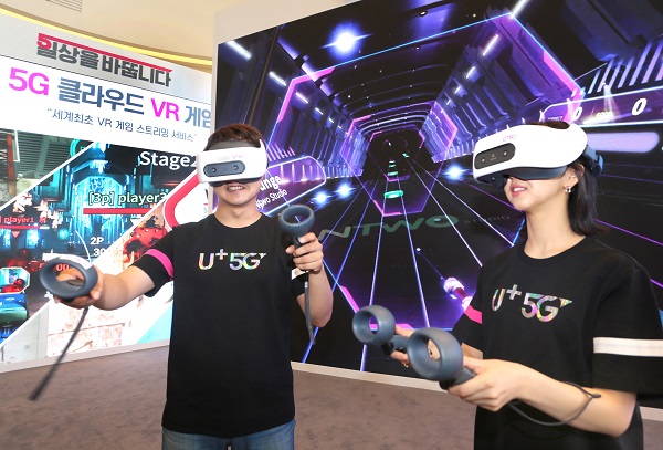 LG유플러스 직원들이 자사 '클라우드 VR게임'을 시연하고 있다.<사진=LG유플러스>