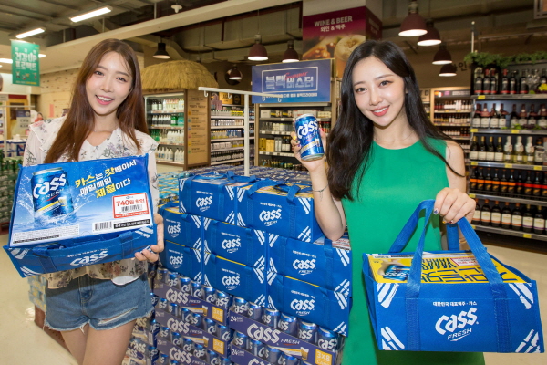홈플러스 모델들이 서울 등촌동 홈플러스 강서점에서 ‘카스 태극기 패키지’를 소개하고 있다. 