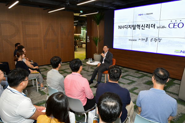 이대훈 NH농협은행장(가운데)이 서울 서초구에 위치한 NH디지털혁신캠퍼스에서 디지털 혁신리더들과 소통의 시간을 가지고 있다. <사진=NH농협은행>