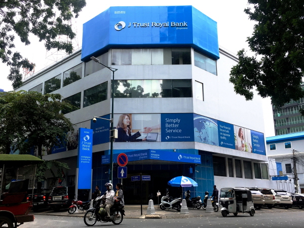 캄보디아 프놈펜특별시에 위치한 ‘J트러스트 로얄 은행’ 외관. <사진=J트러스트그룹>