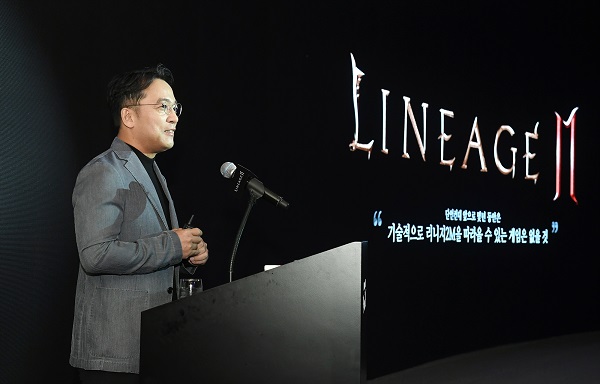 김택진 엔씨소프트 대표가 '리니지2M'을 소개하고 있다.<사진=엔씨소프트>