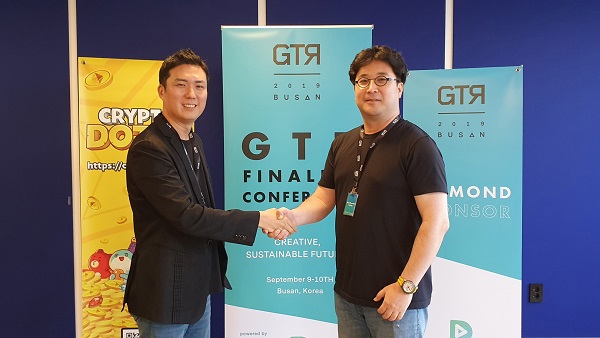 대니우 GTR 대표(왼쪽)과 최성원 플레이댑 전략총괄이 블록체인 게임화를 위한 포괄적 파트너십을 체결하고 기념사진을 촬영하고 있다.<사진=플레이댑>