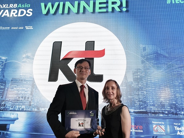 최용민 KT 네트워크부문 팀장(왼쪽)이 ‘5G 아시아 어워즈 2019’에서 ‘아시아 최고 5G 상용화 상’을 수상한 후 시상자인 영국의 리서치 업체 Ovum의 파멜라 딕슨(오른쪽)과 기념촬영하고 있다.<사진=KT>