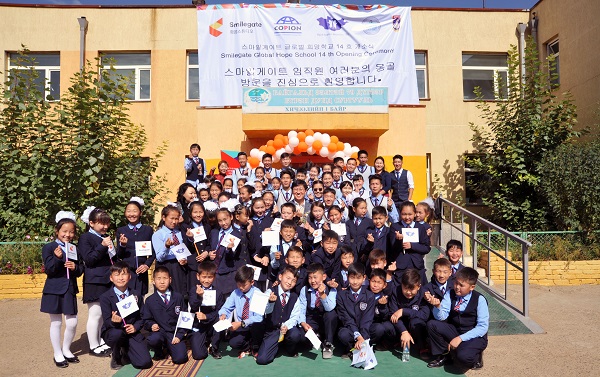 스마일게이트의 몽골 글로벌 희망학교 개소식 기념 촬영<사진=스마일게이트>