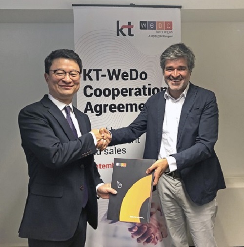 김영우 KT 글로벌사업개발본부장 상무(왼쪽)와 우이 패이바 WEDO CEO가 계약을 체결하고 기념사진을 촬영하고 있다.<사진=KT>