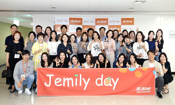 금일 'Jemily day'행사에 참여한 승무원과 가족들이 기념사진을 찍고 있다.<사진=제주항공>