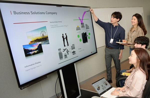 LG전자 임직원들이 ‘인셀 터치’ 기술을 적용한 '전자칠판' 신제품을 활용해 회의를 하고 있다.<사진=LG전자>