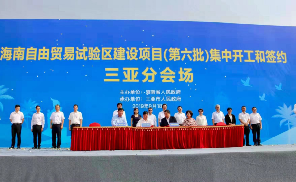 (앞줄 오른쪽 두번째)한옥민 모두투어 부회장 등이 18일 중국 하이난성 삼아시에서 열린 MOU 행사에 참석해 기념촬영을 하고 있다. <사진=모두투어네트워크>