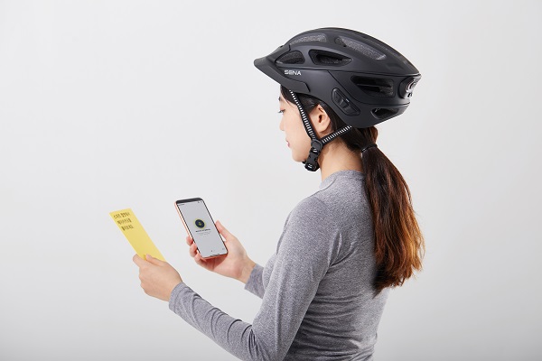 카카오 모델이 스마트 헬멧‘세나(SENA) 헤이카카오 에디션’으로 스마트폰을 사용하고 있다.