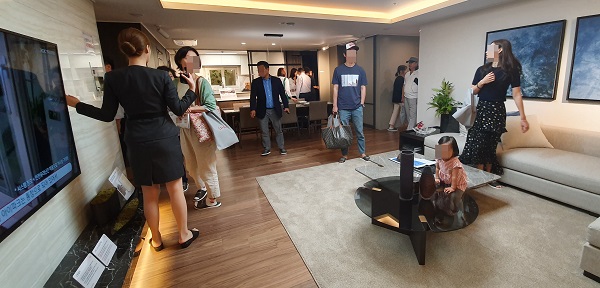 27일 역삼센트럴아이파크 견본주택에서 방문자들이 125㎡A타입 유니트를 보고 있다. <사진=박준형 기자>