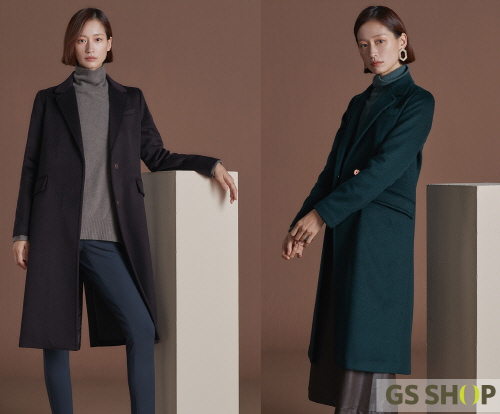 GS샵 모델이 ‘에스제이 와니(SJ WANI) 이태리 캐시미어 100 코트’를 입고 화보촬영을 하고 있다. 