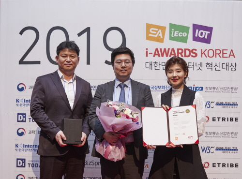 2일 한국인터넷전문가협회(KIPFA)에서 주최한 ‘소셜아이어워드 2019’에서 이재균 신라면세점 플랫폼지원그룹장(왼쪽 첫번째)이 플랫폼 혁신대상을 수상한 후 기념촬영을 하고 있다. 