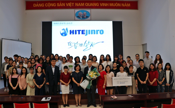 3일 하노이 국립 외국어대학교에서 열린 ‘한글날 축제’에서 김인규 하이트진로 사장(앞줄 가운데)와 참석자들이 기념촬영을 하고 있다. 