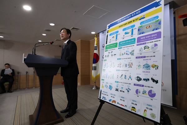 성윤모 산업통상자원부 장관이 15일 정부서울청사에서 미래자동차 산업 발전전략에 대한 관계부처 합동 브리핑을 하고 있다.<사진=연합>