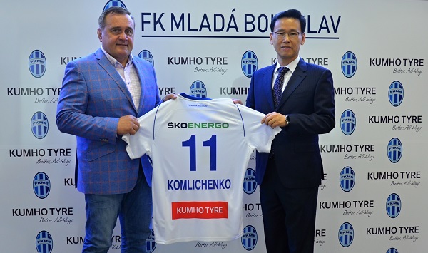 김인수(오른쪽) 금호타이어 OE영업담당 상무와 조셉 두펙(Josef Dufek) FK Mlada Boleslav 회장이 파트너십 조인식 체결 기념사진을 촬영하고 있다.<사진=금호타이어>