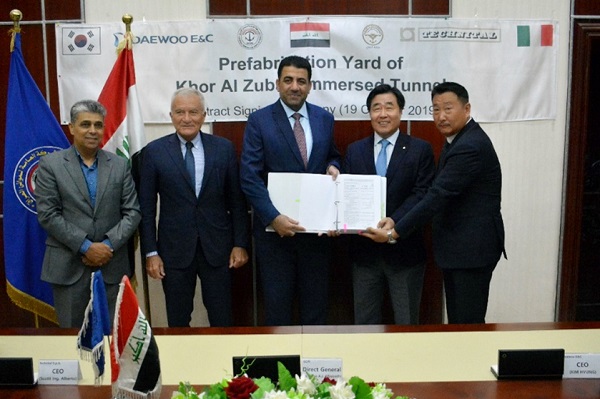 김형 대우건설 사장(왼쪽 네 번째)과 이라크 항만청 관계자들이 알 주바이르 침매터널 제작장 조성공사 계약서를 들고 있다. <사진=대우건설>