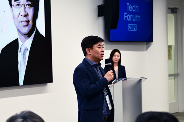 삼성전자는 현지시간 25일 미국 실리콘밸리에서 '삼성 테크 포럼 2019'를 개최했다. IT 개발자, 디자이너 등 100여명 등이 참석한 가운데 진행된 '삼성 테크 포럼 2019'에서 삼성전자 김현석 사장이 환영사를 하고 있다. <사진=삼성전자>