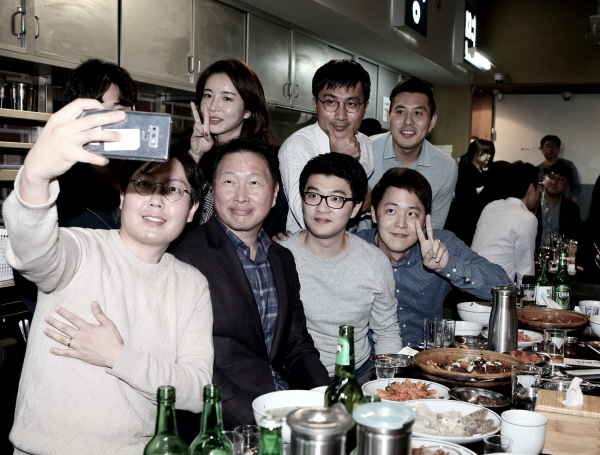 최태원 SK그룹 회장이 28일 서울 광화문 인근의 한 대중음식점에서 저녁식사를 겸한 번개 행복토크를 열고 구성원들과 함께 사진을 찍고 있다. <사진=SK그룹>