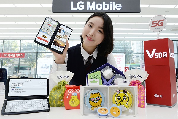 LG전자 모델이 LG베스트샵 서울 양평점에서 수험생 특별 구매혜택을 소개하고 있다.<사진=LG전자>