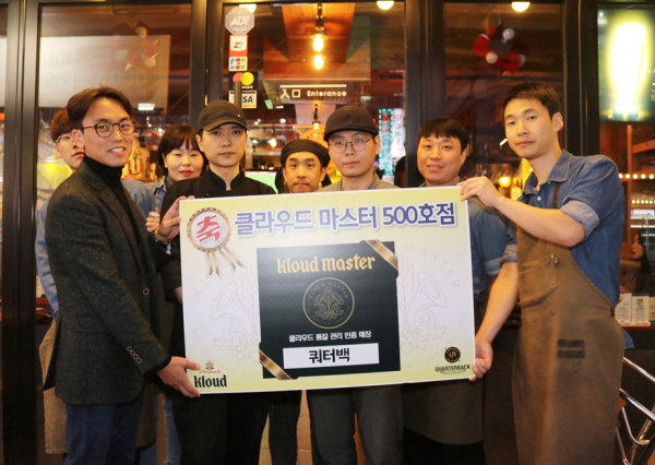 ‘클라우드 마스터’ 500호 매장으로 인증받은 서울 강남 ‘쿼터백’의 직원들이 기념촬영을 하고 있다. 