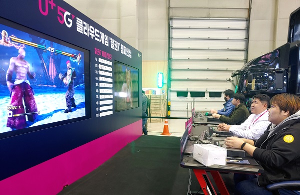 LG유플러스가 마련한 U+5G 클라우드 게임 '철권7' 챔피언십에서 관람객들이 대전을 벌이고 있다.<사진=현대경제신문>