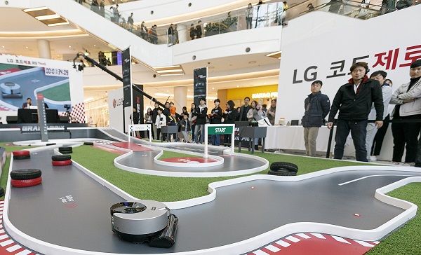 LG전자가 16일 서울 영등포 타임스퀘어 광장에서 개최한 로봇청소기 레이싱 대회 ‘2019 LG 코드제로 R9 그랑프리’<사진=LG전자>