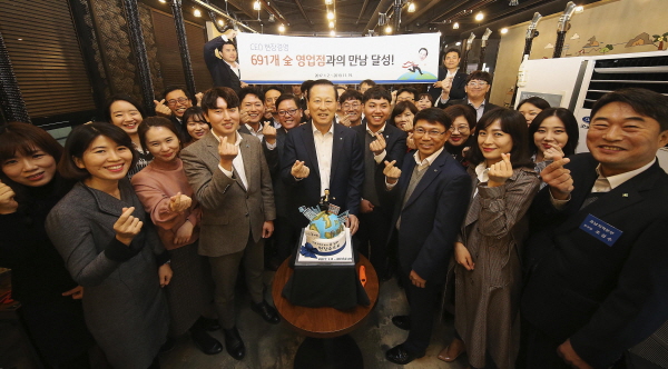 지난 19일 김도진 IBK기업은행장(사진 가운데)이 군산지역 지점 직원들과 함께 기념사진을 찍고 있는 모습. <사진=IBK기업은행>