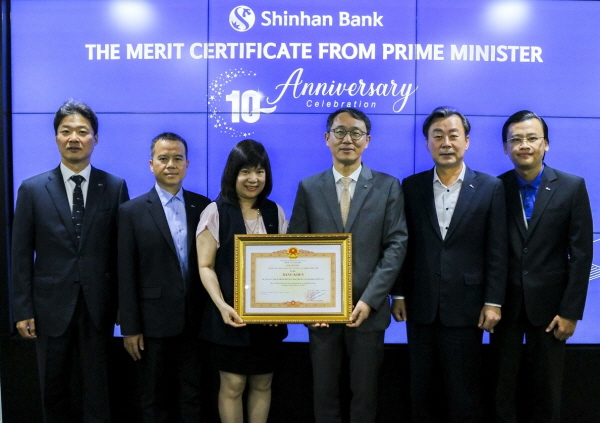 신동민 신한베트남은행 법인장(왼쪽 네번째)과 관계자들이 ‘베트남 총리상’ 수상 기념사진을 촬영하고 있다. <사진=신한은행>