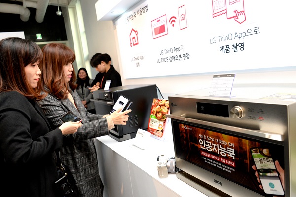 LG전자가 26일 강남구 학동에서 진행한 디오스 광파오븐 블라이드 시식행사에서 참가자들이 LG 씽큐(LG ThinQ) 앱을 활용해 인공지능쿡 기능을 사용하고 있다.<사진=LG전자>